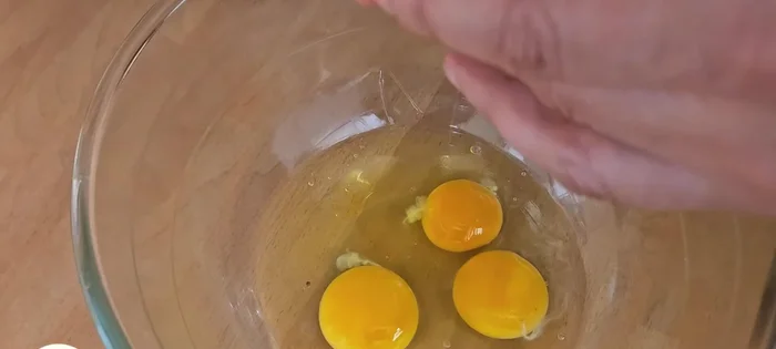 Dans un bol, battre les œufs.