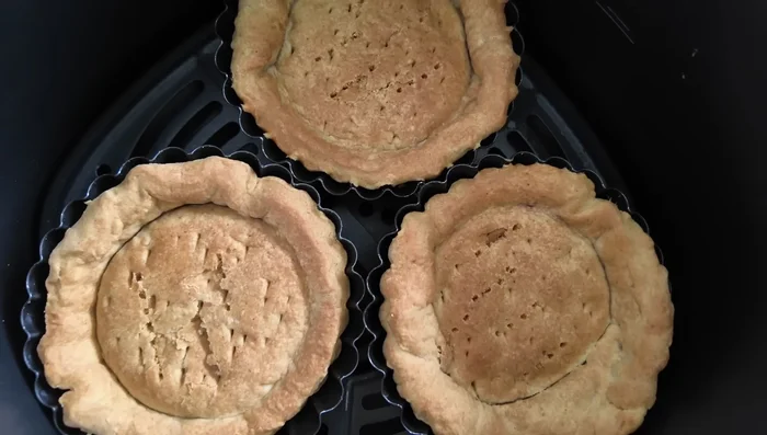 Garnir les tartelettes refroidies avec le mélange mascarpone et des fraises.