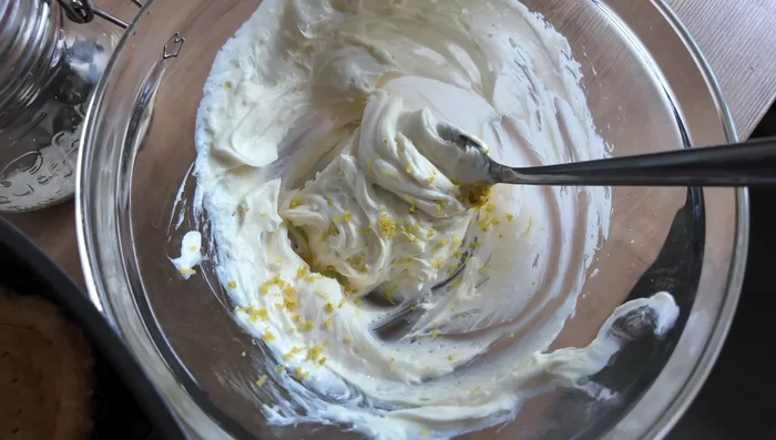 Mélanger le mascarpone avec le sucre vanillé et le sucre glace.