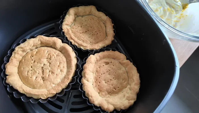 Cuire les mini tartelettes à l'air fryer à 180° pendant 10 minutes (ajuster la température et le temps selon votre appareil).