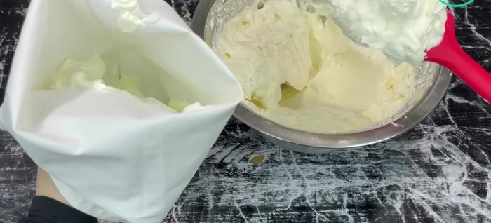 Déposer la crème sur la base de spéculoos à l'aide d'une poche à douille (ou à la cuillère). Étaler délicatement pour obtenir une surface uniforme.