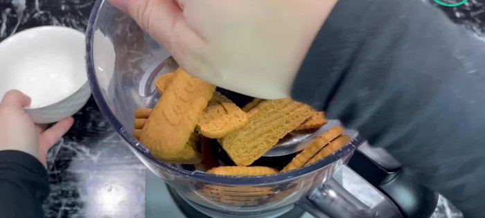 Mixer 200g de spéculoos jusqu'à obtenir une poudre fine. (Vous pouvez utiliser d'autres biscuits secs).