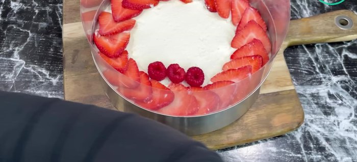 Ajouter les fruits frais (fraises, framboises, ou autres fruits de saison) juste avant de servir.