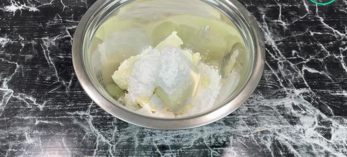 Dans un saladier, fouetter au batteur électrique 250g de mascarpone, 25g de sucre glace, 1 cuillère à café de vanille en poudre et 300ml de crème liquide entière bien froide jusqu'à obtenir une chantilly ferme.