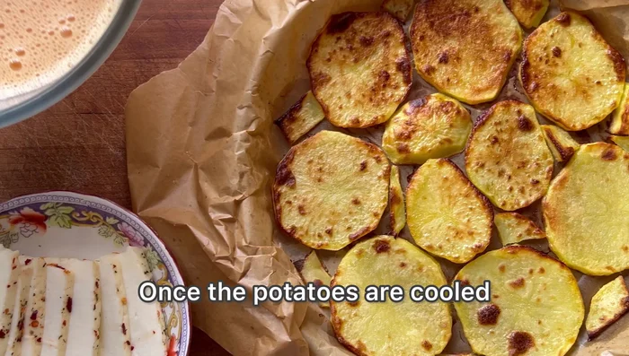 Verser les œufs battus sur les pommes de terre tièdes.