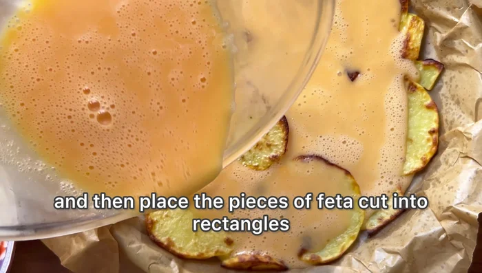 Déposer les tranches de feta (épaisseur au choix) sur les œufs.