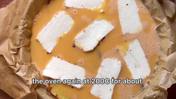 Enfourner à nouveau à 200°C pendant 10 à 15 minutes, jusqu'à ce que le dessus soit doré.