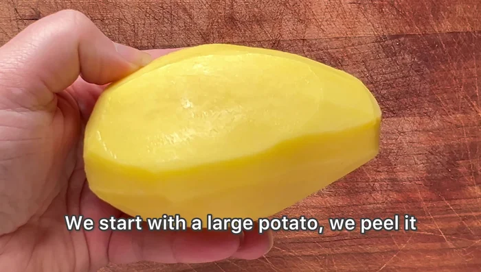 Éplucher et couper la pomme de terre en rondelles moyennes (ni trop fines, ni trop épaisses).