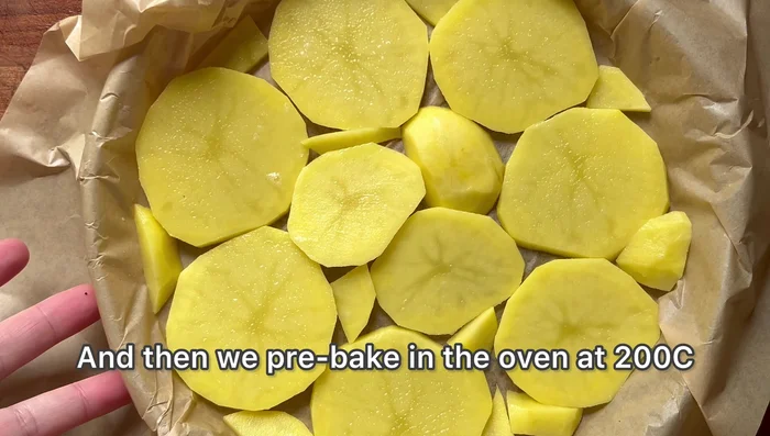 Précuire au four à 200°C pendant 15 minutes, jusqu'à ce que les pommes de terre soient dorées.