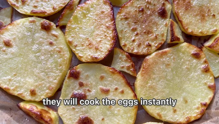 Laisser les pommes de terre tiédir (important pour éviter que les œufs ne cuisent trop vite).