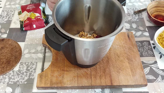 Pâtes sauce betterave : Mixer la betterave cuite, les noix, l'ail, le parmesan et le sel (1205.32).