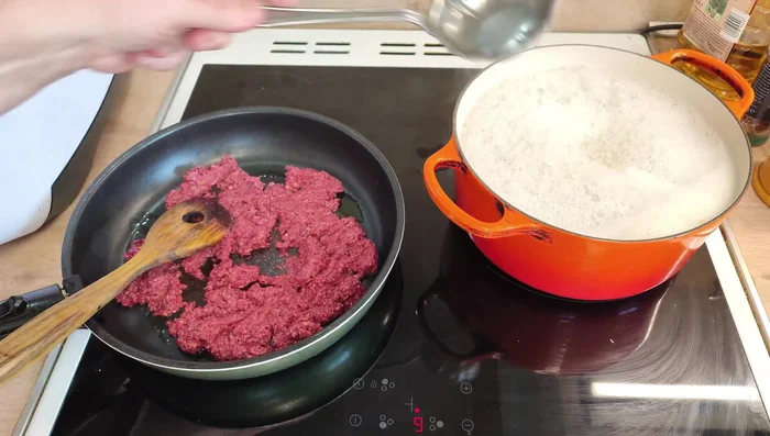 Faire chauffer la sauce betterave dans une poêle avec un peu d'eau de cuisson des pâtes (1268.6).
