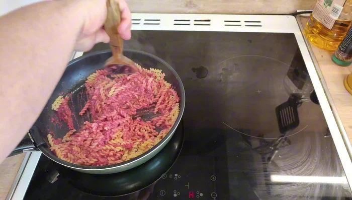 Mélanger les pâtes cuites avec la sauce (1312.84).