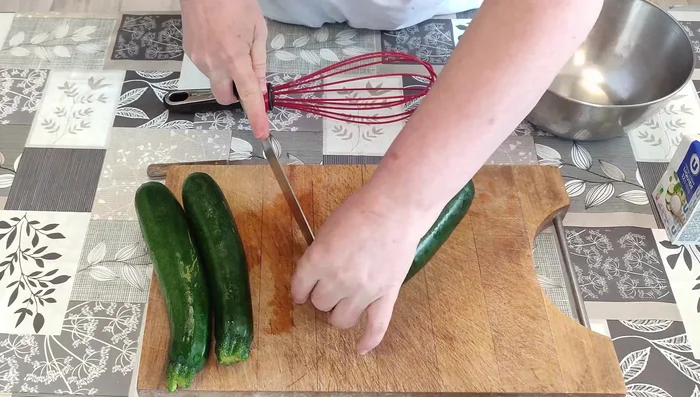 Tarte courgettes ricotta : Préchauffer le four à 180°C (348.16). Couper les courgettes en petits cubes (364.72).