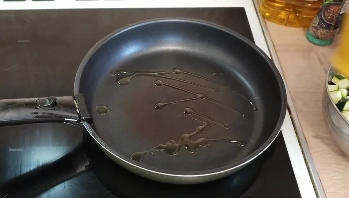 Faire revenir l'ail et les courgettes dans une poêle avec de l'huile (459.319). Ajouter le poivron rouge (522.2).