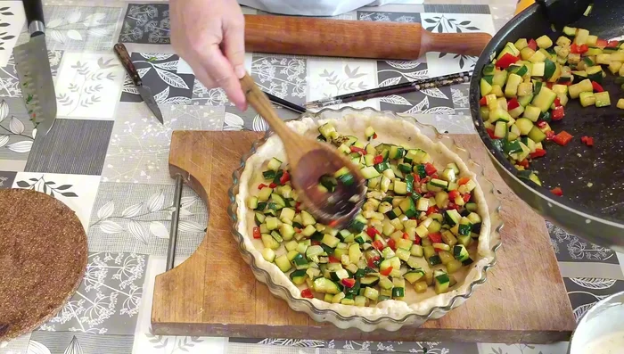Étaler les courgettes sur la pâte, puis verser le mélange ricotta (833.56).