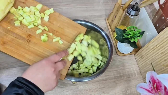 Épluchez et coupez les pommes de terre et les aubergines en petits cubes. Salez les pommes de terre.