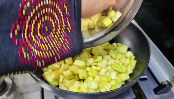 Faites chauffer de l'huile dans une poêle. Ajoutez les pommes de terre et faites-les dorer.