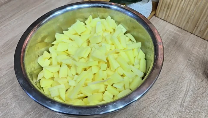 Coupez l'oignon en petits cubes et faites-le revenir dans une autre poêle.