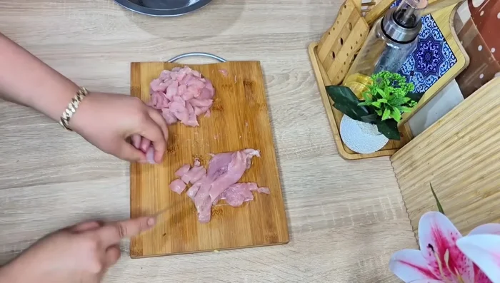Coupez le poulet en petits cubes, assaisonnez-le avec les épices shawarma, le sel, le piment, l'ail, le gingembre et le persil.