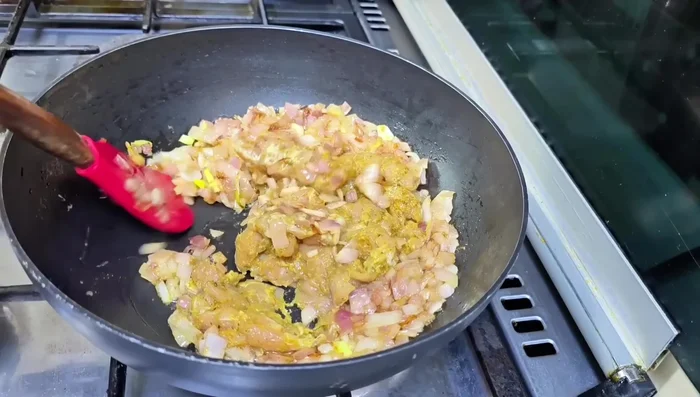Ajoutez le poulet aux oignons et poursuivez la cuisson.
