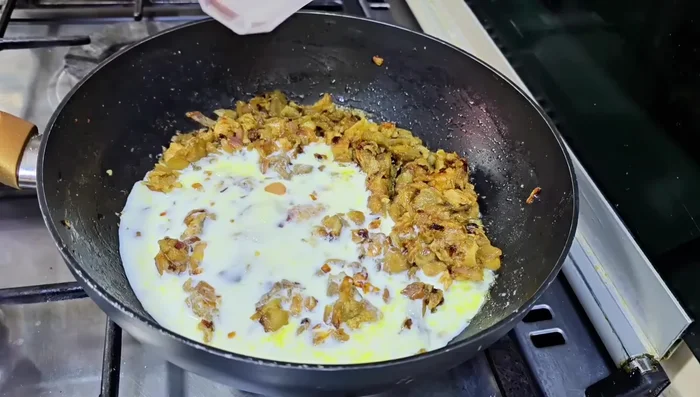 Dans la même poêle, ajoutez une cuillère à soupe de farine et mélangez. Versez progressivement le lait pour créer une sauce béchamel.