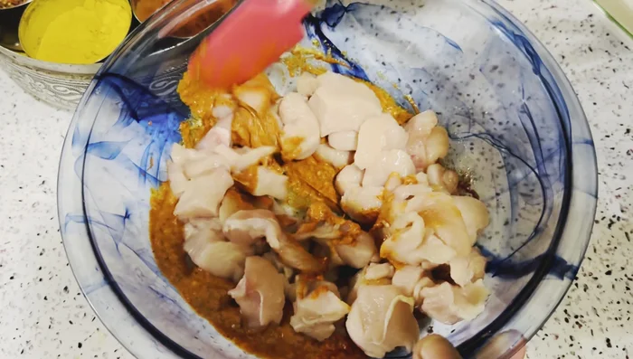 Mariner le poulet coupé en cubes dans la marinade pendant au moins 1 heure, ou toute la nuit pour une meilleure saveur.