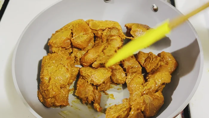 Faire cuire le poulet : Faire chauffer une poêle avec du ghee ou de l'huile. Ajouter le poulet et cuire à feu moyen pendant 2-3 minutes. Ajouter de l'eau, couvrir et cuire 4-5 minutes jusqu'à ce qu'il soit légèrement doré.