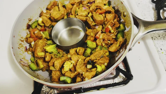 Pour une saveur fumée (facultatif) : Placer un petit bol sur le poulet, chauffer un charbon de bois et le déposer dans le bol avec une cuillère à café d'huile. Laisser reposer à couvert pendant 5-7 minutes.