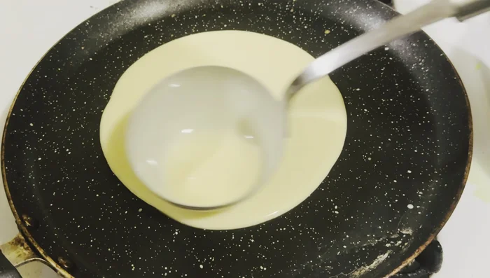 Cuire les crêpes : Faire chauffer une poêle. Verser une louche de pâte, étaler et cuire des deux côtés jusqu'à ce qu'elles soient dorées.