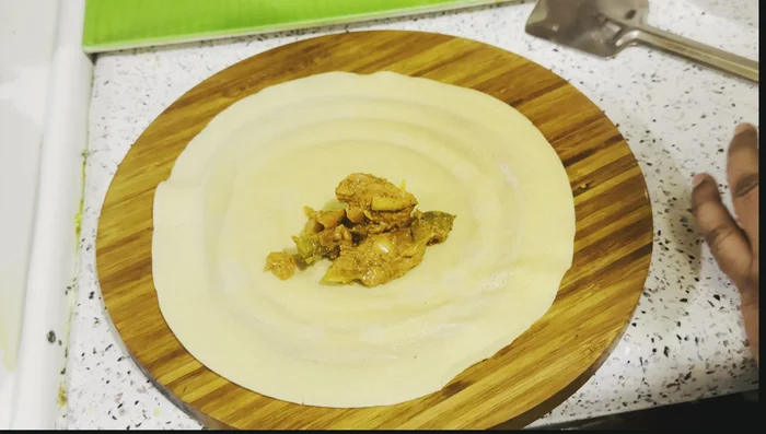 Assembler les crêpes : Placer environ 1 cuillère à soupe et demie de poulet au centre de chaque crêpe. Plier les côtés et rouler.