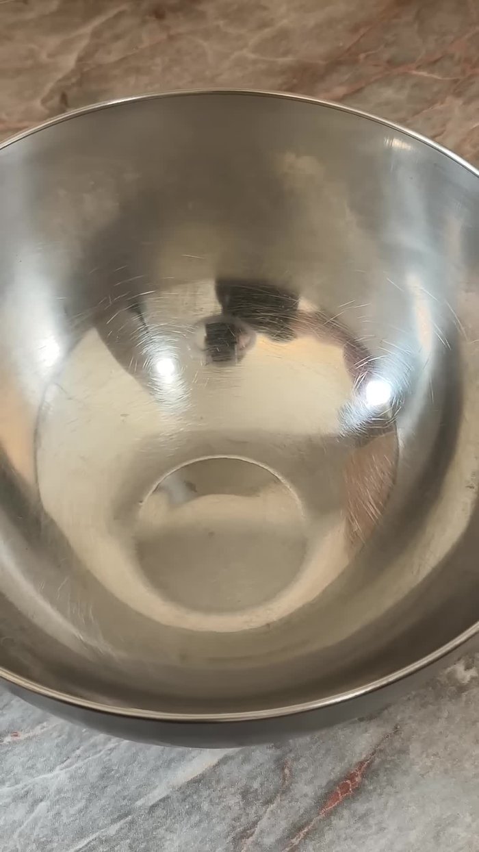 Dans un grand bol, versez 2 tasses de farine et 1 tasse de maïzena.