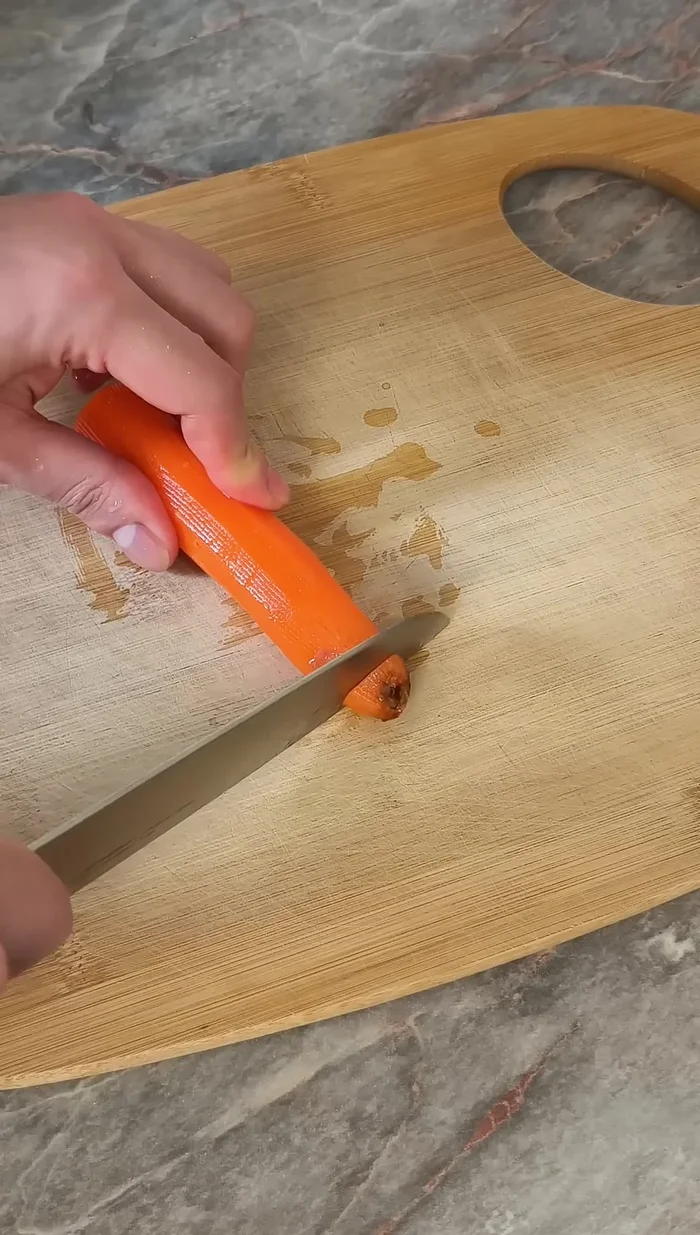 Coupez tous vos légumes (y compris un oignon, et de la ciboulette/cébette si possible) en julienne. Une astuce pour les poivrons est mentionnée dans la vidéo.