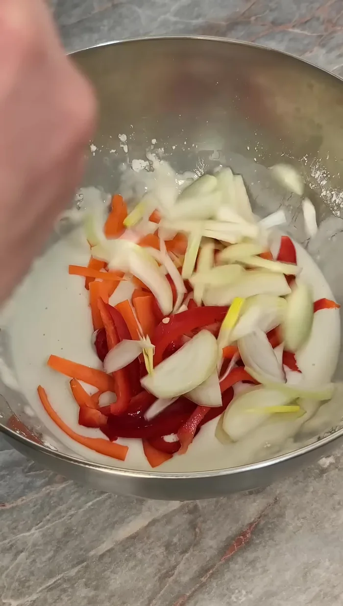 Ajoutez les légumes coupés à la pâte à crêpe et mélangez.