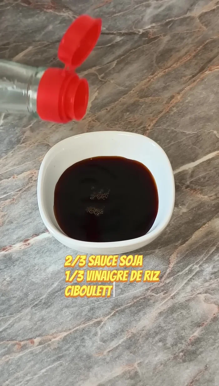 Préparez la sauce en mélangeant 2/3 de sauce soja, 1/3 de vinaigre de riz, un peu de ciboulette (facultatif), quelques gouttes d'huile de sésame et des graines de sésame.