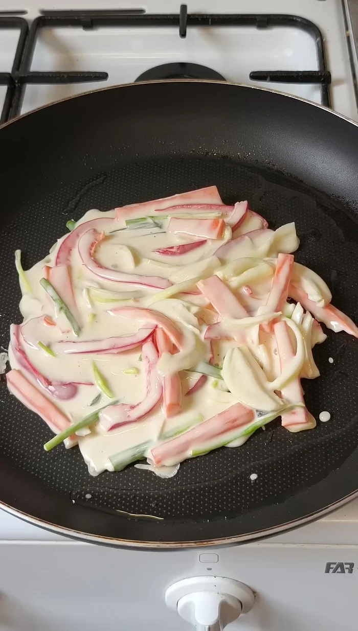 Faites cuire jusqu'à ce que la crêpe soit dorée, puis retournez-la et poursuivez la cuisson de l'autre côté.