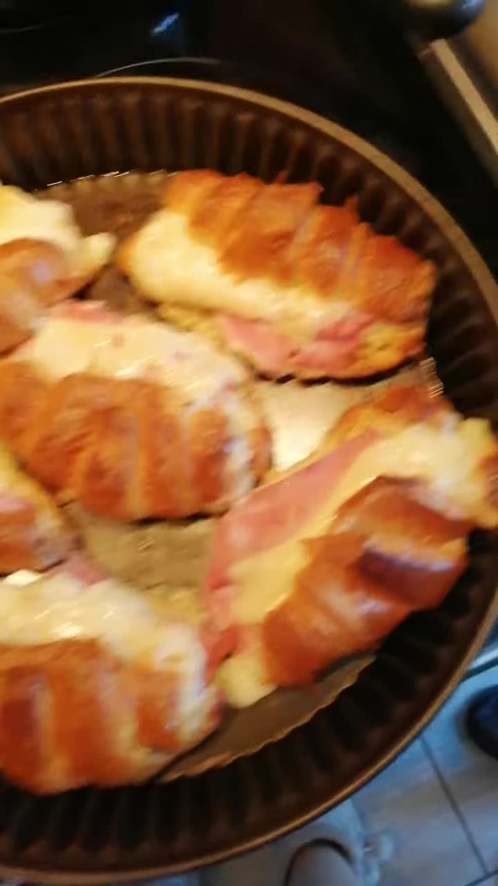 Couper les croissants en deux.