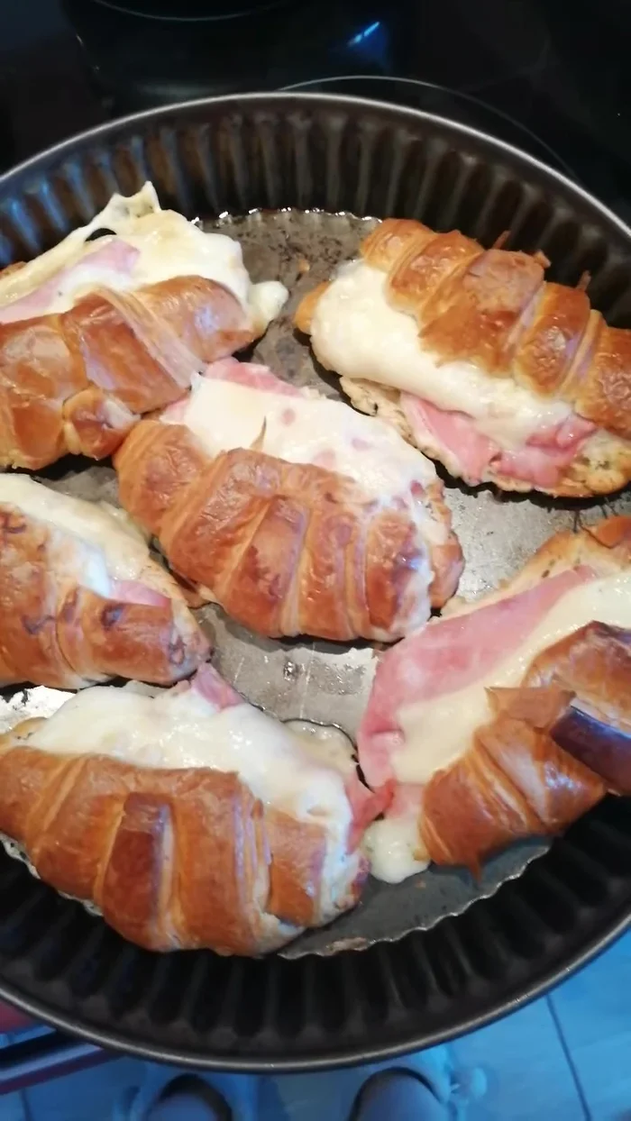 Enfourner jusqu'à ce que le fromage soit fondu et le croissant doré.