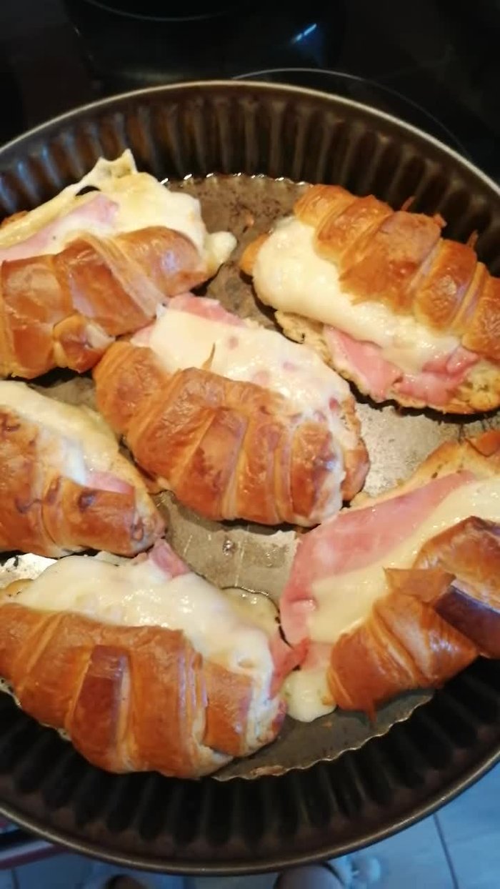 Étaler une couche de béchamel sur la moitié inférieure des croissants.