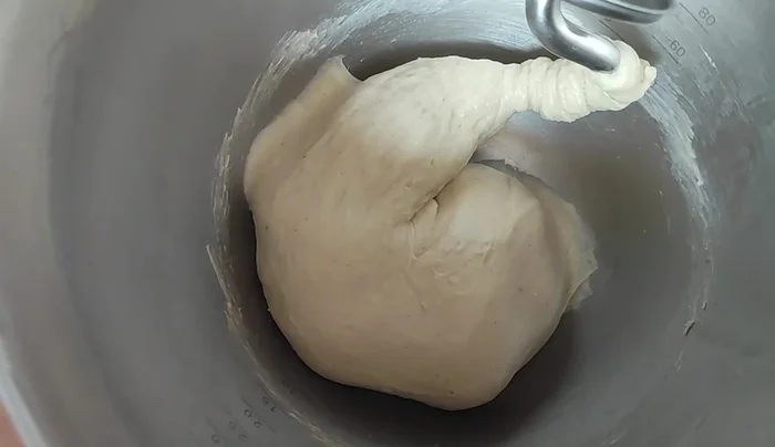 Une fois la pâte bien lisse, la former en boule et la placer dans un récipient beurré. Laisser lever.