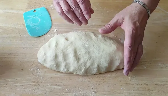 Couper la pâte levée en 12 morceaux.