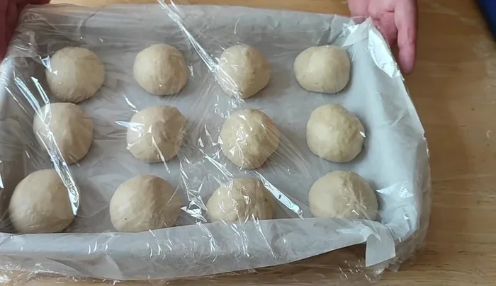 Couvrir le moule avec du film alimentaire et laisser lever de nouveau.