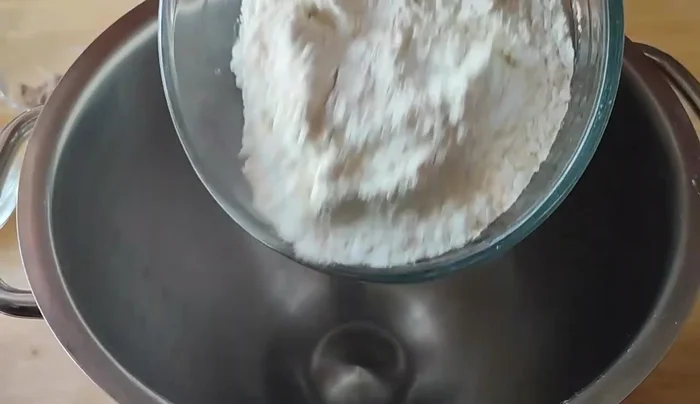 Ajouter la farine forte, les sucres, le sel dans le bol de la boulangerie.