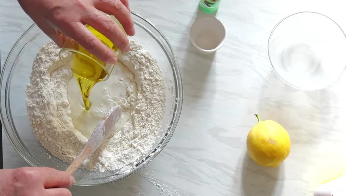 Ajoutez le lait, l'huile (d'olive ou autre), l'œuf.