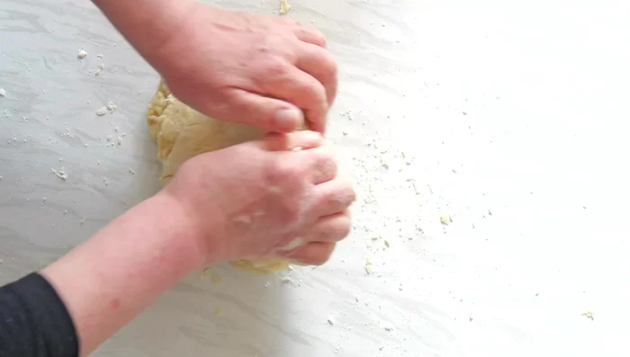 Pétrissez la pâte à la main jusqu'à ce qu'elle soit lisse.