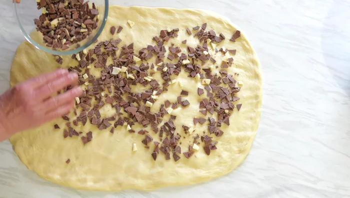 Roulez la pâte pour enfermer le chocolat et les œufs.