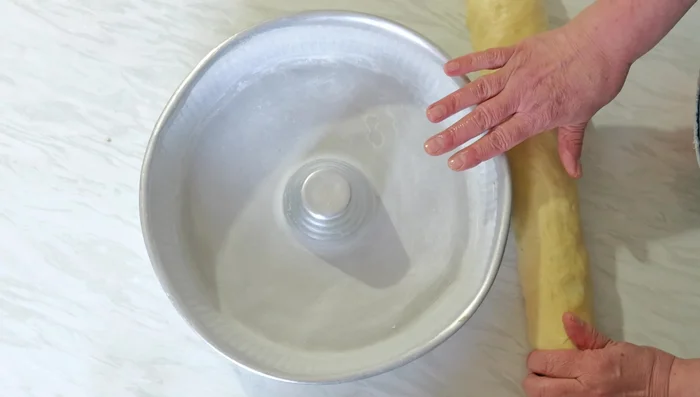 Placez la pâte dans un moule à pâtisserie beurré (24 cm de diamètre).