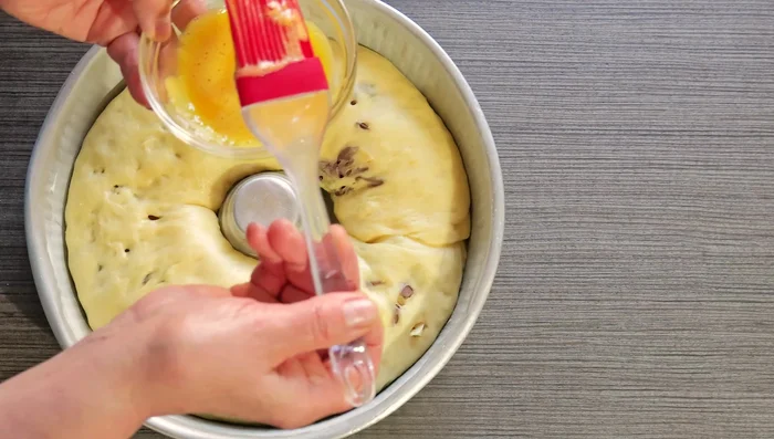 Badigeonnez la brioche d'œuf battu.