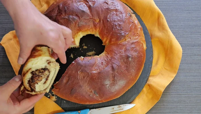 Laissez refroidir légèrement avant de couper et servir.