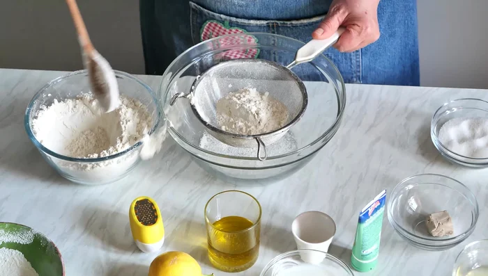 Tamisez la farine dans un bol.